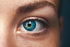 Detailaufnahme eines blauen Auges